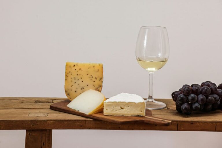 Cómo maridar vinos y quesos